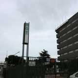 Facciamo inversione e torniamo verso Bari. Sull�altro lato della strada la statale ritrova un po� di vita, sono ancora tante le aziende che resistono, ma � difficile non notare l�inattivo Hotel Bari Nord, su cui campeggia ancora l�insegna con una scritta a met�: �Hot�